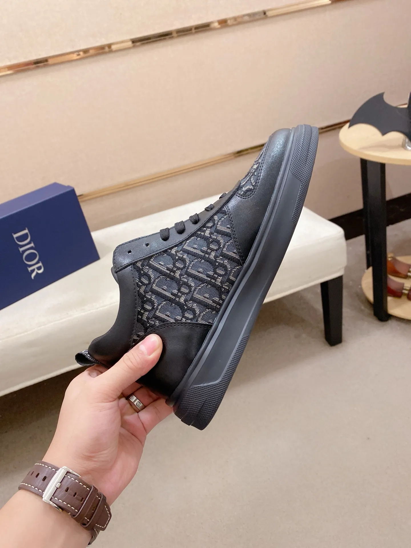 Men's shoes💰 440💰🇮🇹🇮🇹Dior d The new high-tops are on sale at the same time at the counter. The uppers are 🇮🇹 Italian imported first-layer cowhide, and the fully imported sheepskin lining is 💪💪. It is a complete 1⃣️ to 1⃣️ replica 🇮🇹💪💪. ⚠Sole: The original sole is specially provided by the original factory. The exclusive movable molded sole is super comfortable. ⚠Original factory follow-up goods, 🔍🔍high quality, you can enter and exit the counter at will, welcome to compare⚠. Code number:38-44